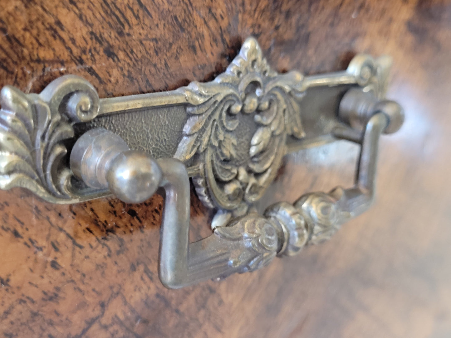 Vitrinenschrank – Nussbaum furniert mit Glasfüllungen – ca. 19./20. Jahrhundert