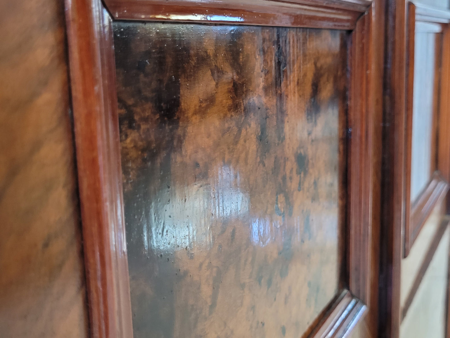 Vitrinenschrank – Nussbaum furniert mit Glasfüllungen – ca. 19./20. Jahrhundert