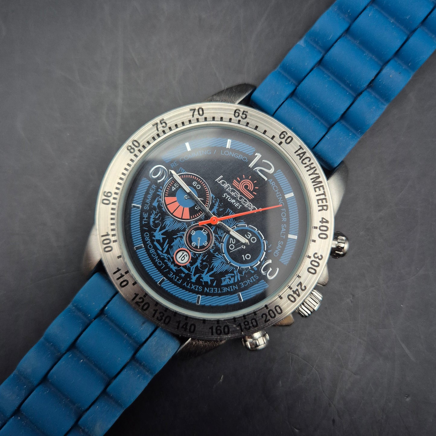 Sportliche Longboard Herren Uhr – Farbenfrohes Design mit Tachymeter-Lünette