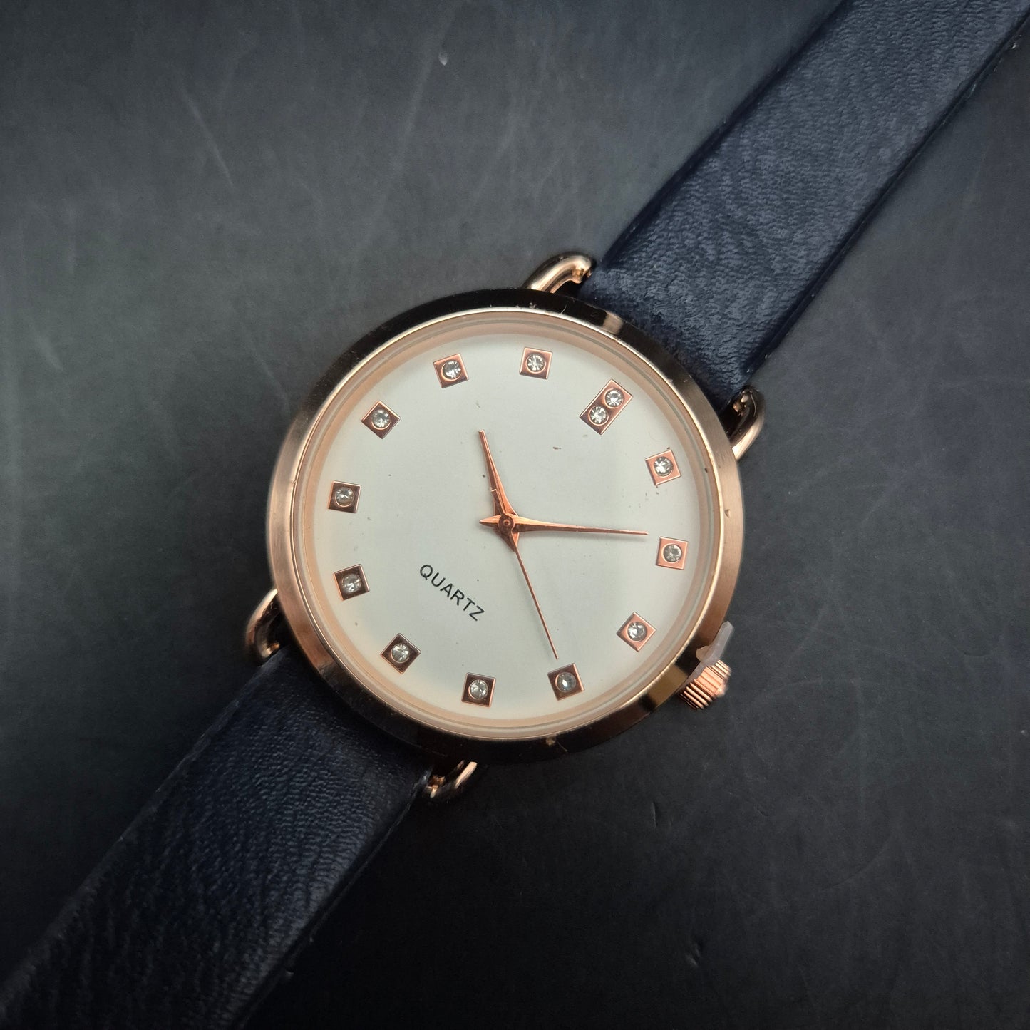Elegante Damen Uhr mit Strassbesatz – Stilvoller Look in Roségold