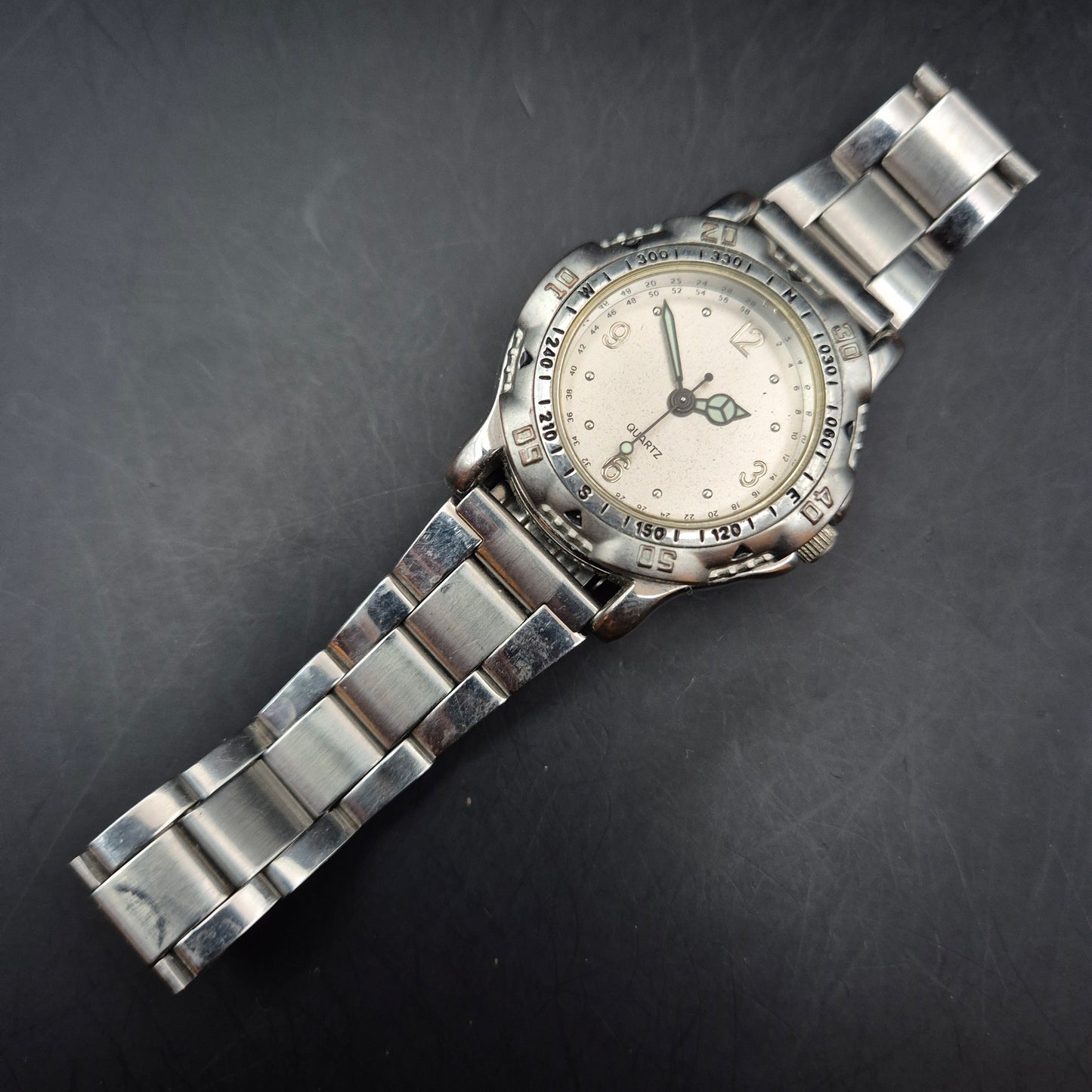 Sportliche Herren Uhr – Robustes Design mit Edelstahlarmband