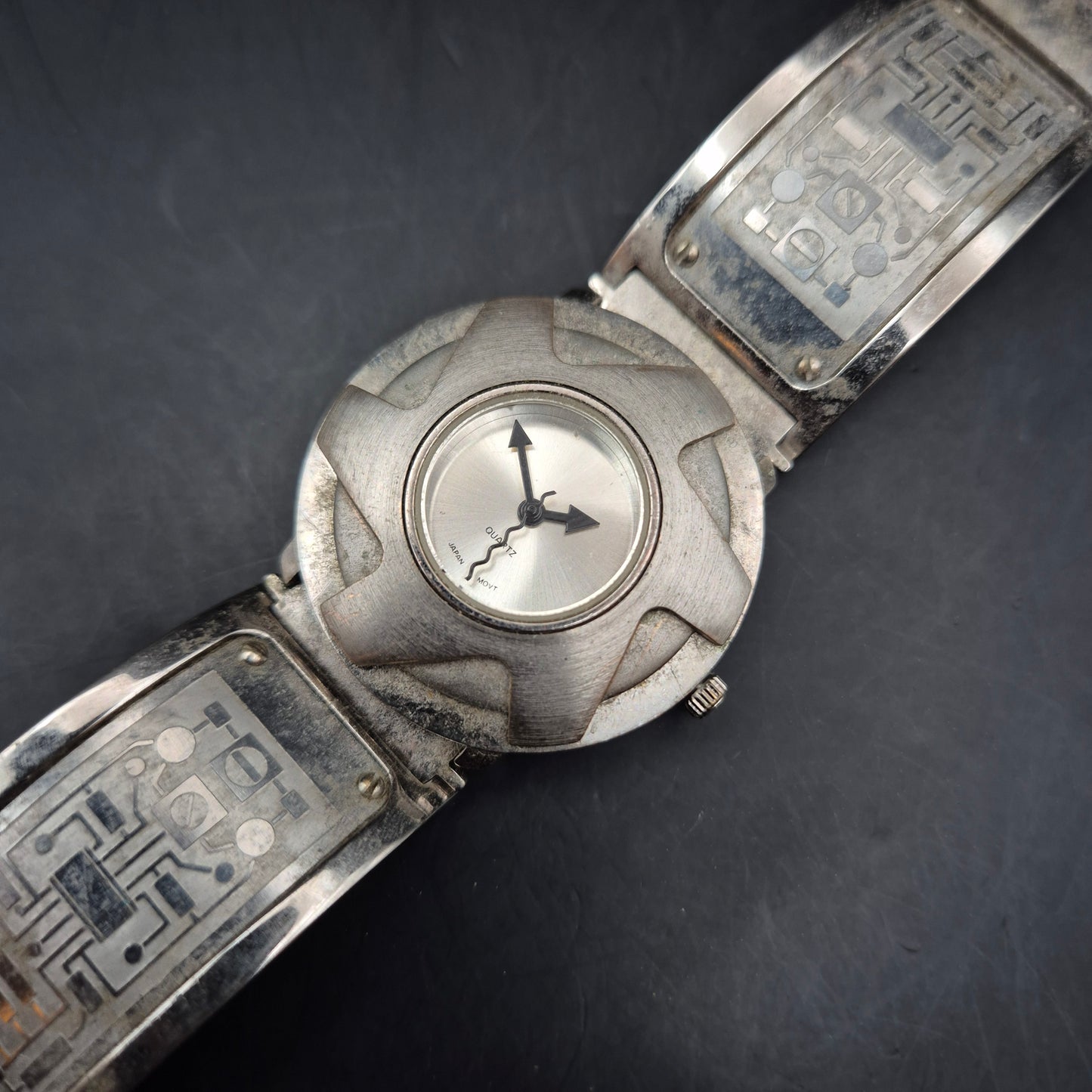 Ausgefallene Herren Uhr – Futuristisches Design mit Japan Quarzwerk