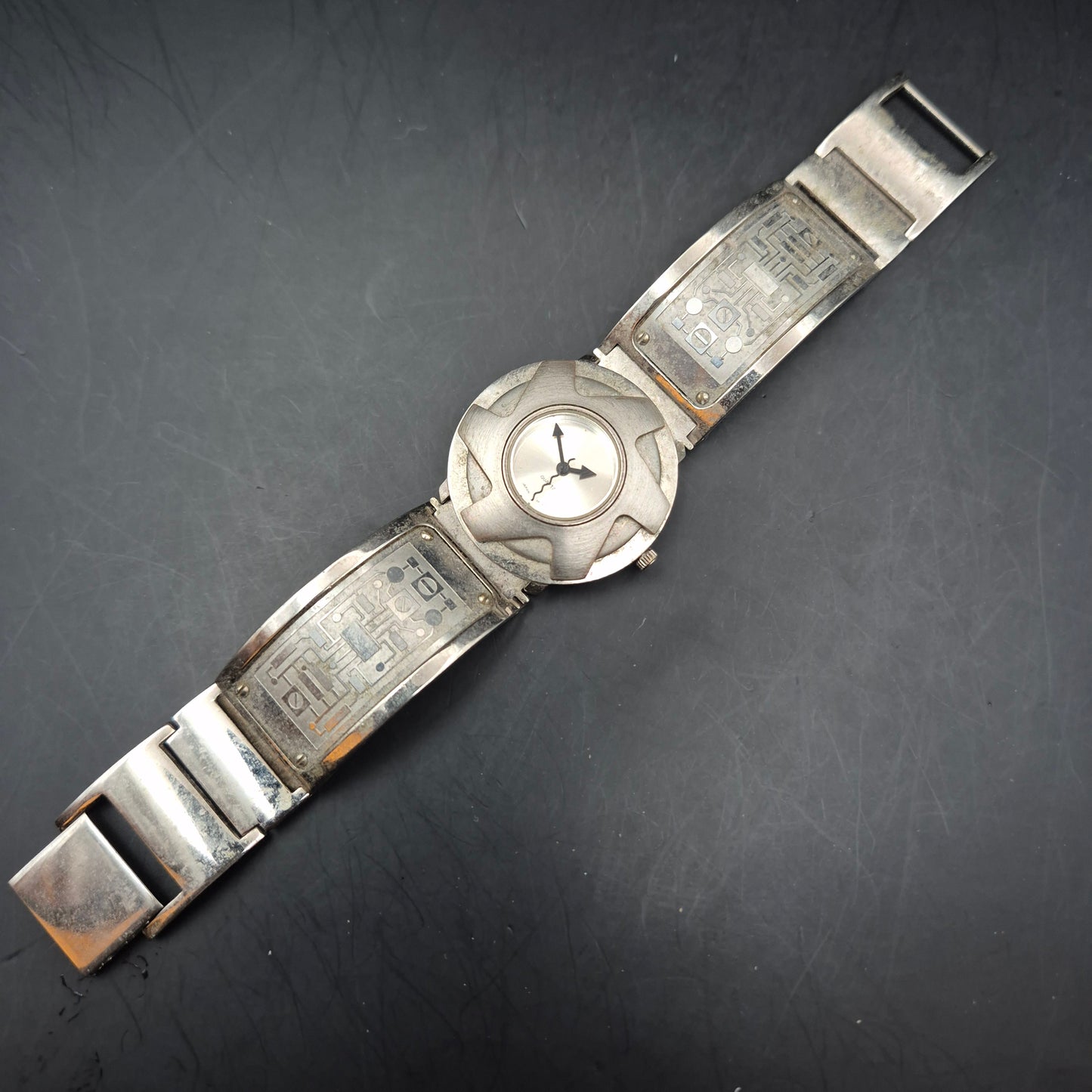 Ausgefallene Herren Uhr – Futuristisches Design mit Japan Quarzwerk