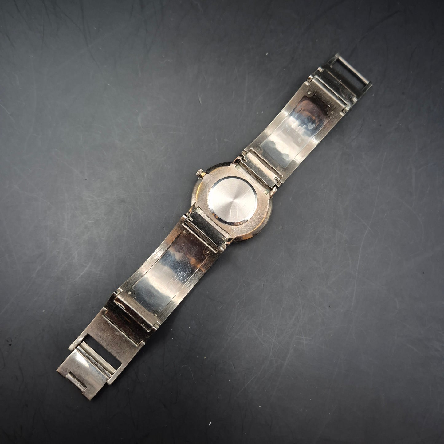 Ausgefallene Herren Uhr – Futuristisches Design mit Japan Quarzwerk