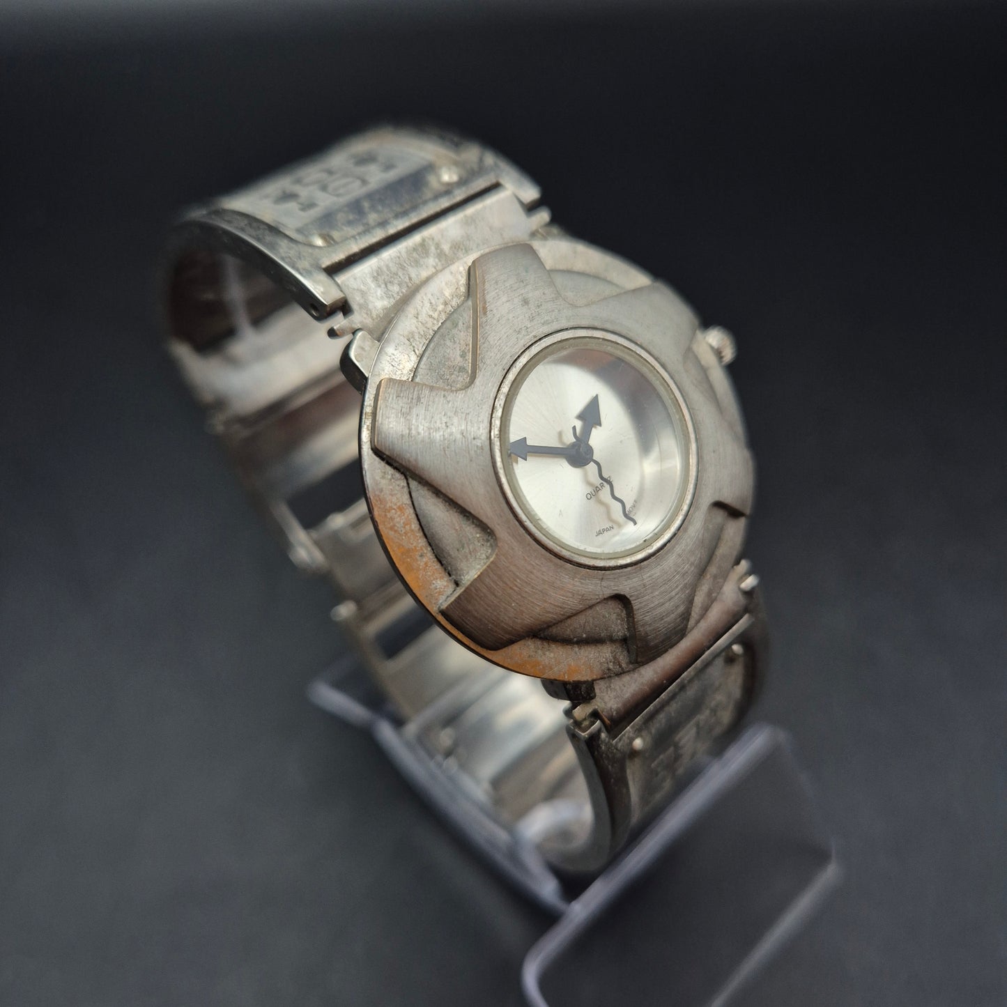 Ausgefallene Herren Uhr – Futuristisches Design mit Japan Quarzwerk