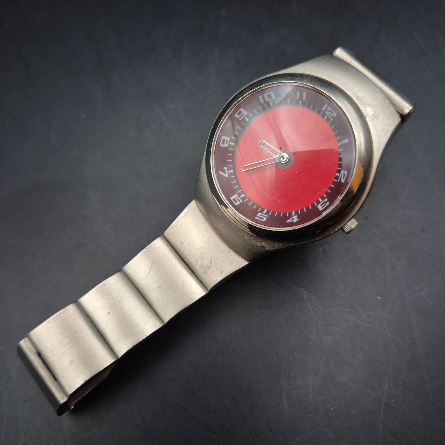 Land Master Herren Uhr – Rotes Zifferblatt im modernen Edelstahl-Look