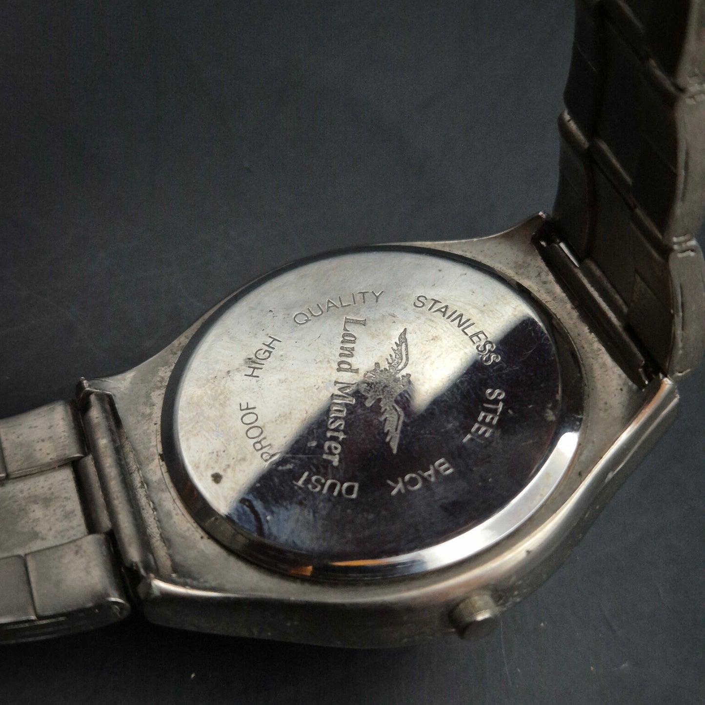 Land Master Herren Uhr – Rotes Zifferblatt im modernen Edelstahl-Look