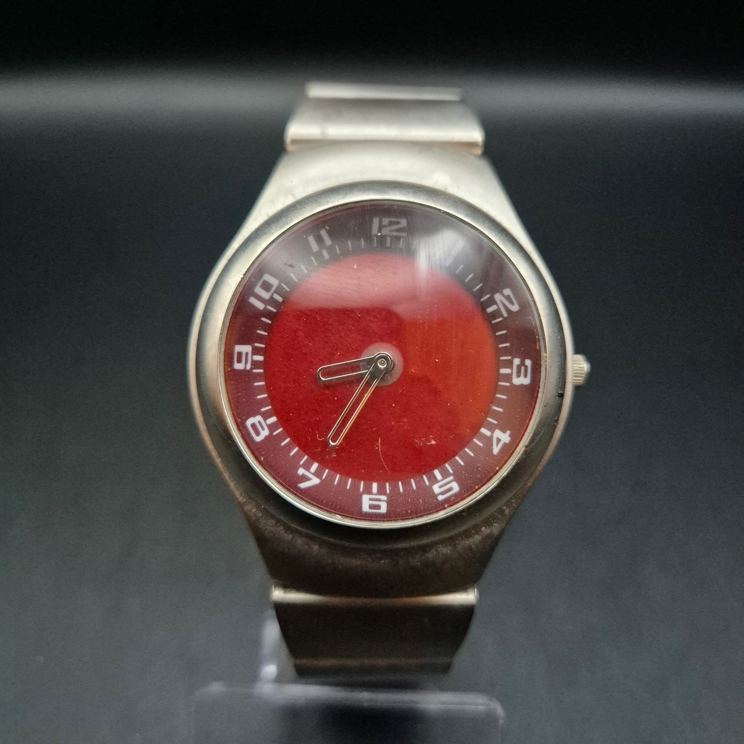 Land Master Herren Uhr – Rotes Zifferblatt im modernen Edelstahl-Look