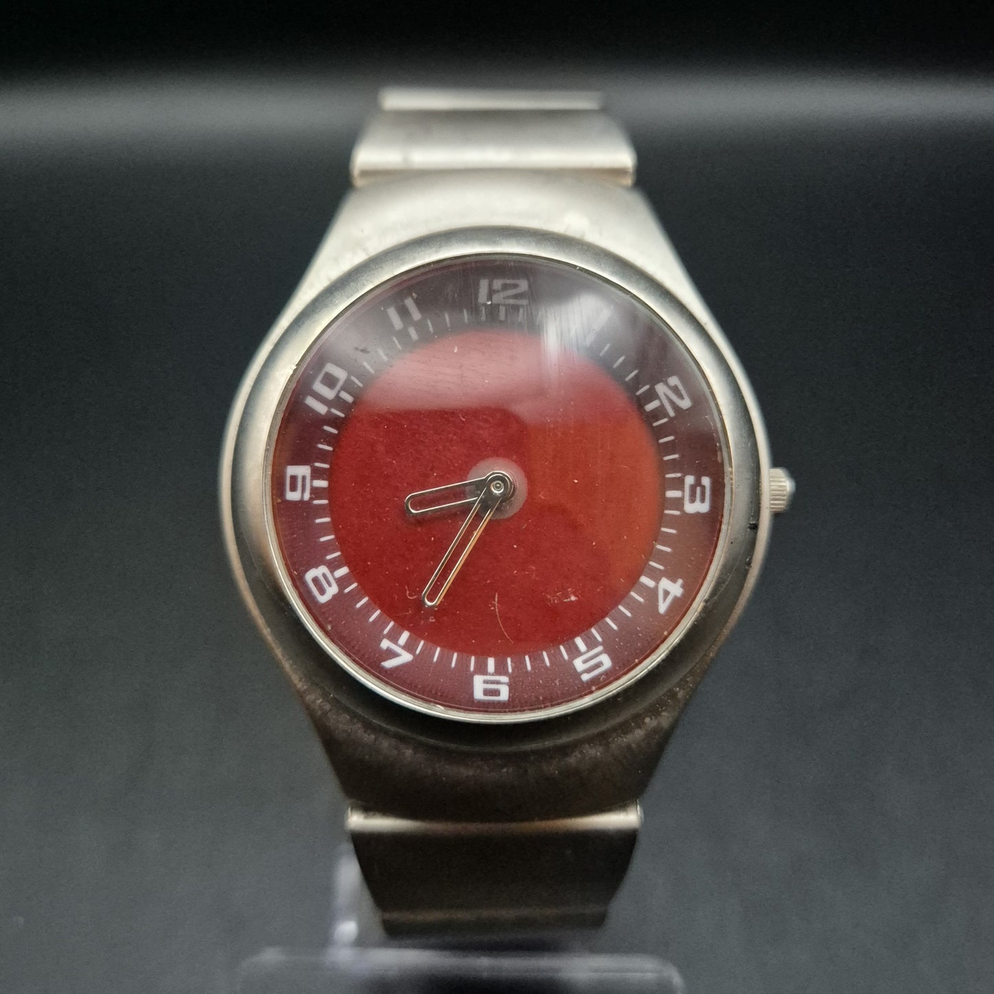 Land Master Herren Uhr – Rotes Zifferblatt im modernen Edelstahl-Look