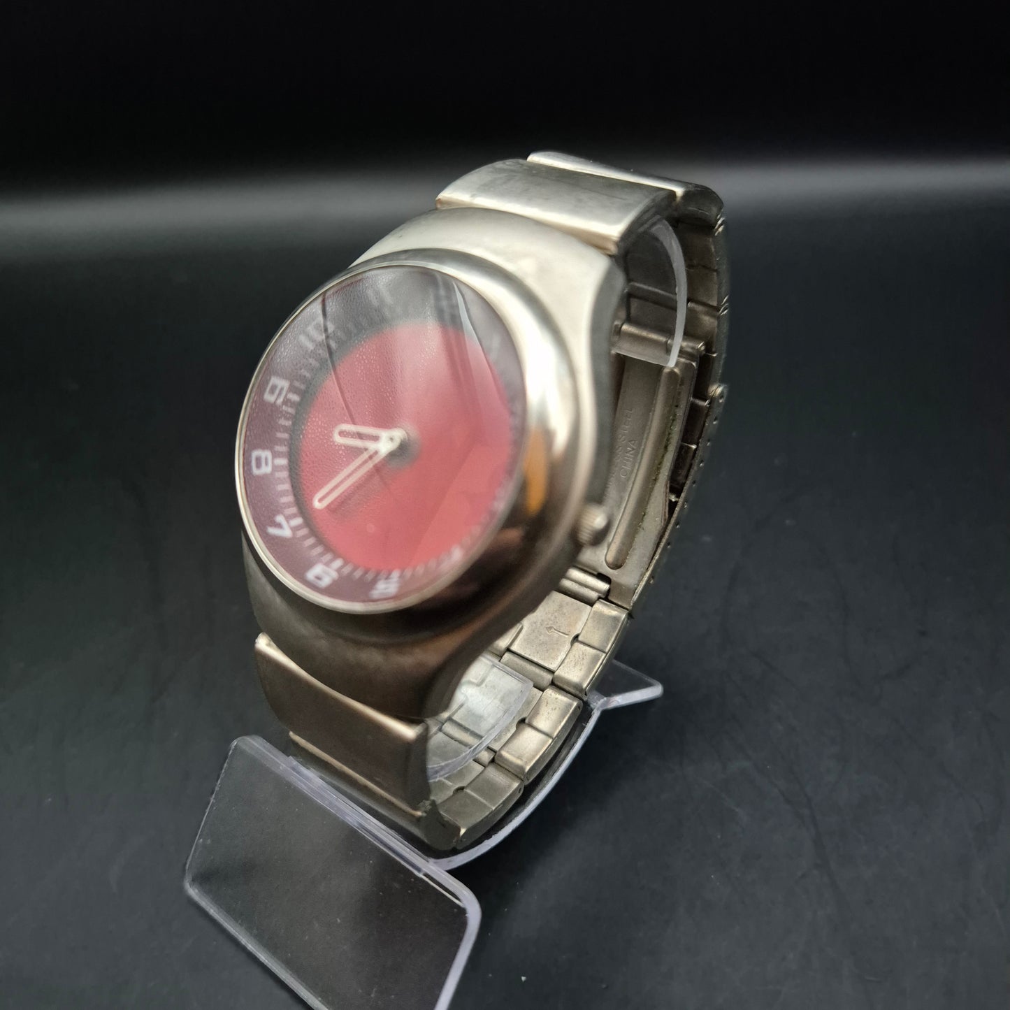Land Master Herren Uhr – Rotes Zifferblatt im modernen Edelstahl-Look