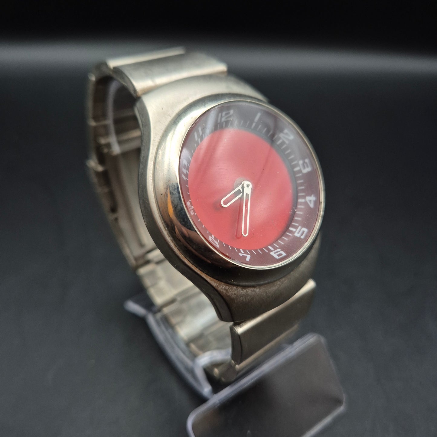 Land Master Herren Uhr – Rotes Zifferblatt im modernen Edelstahl-Look