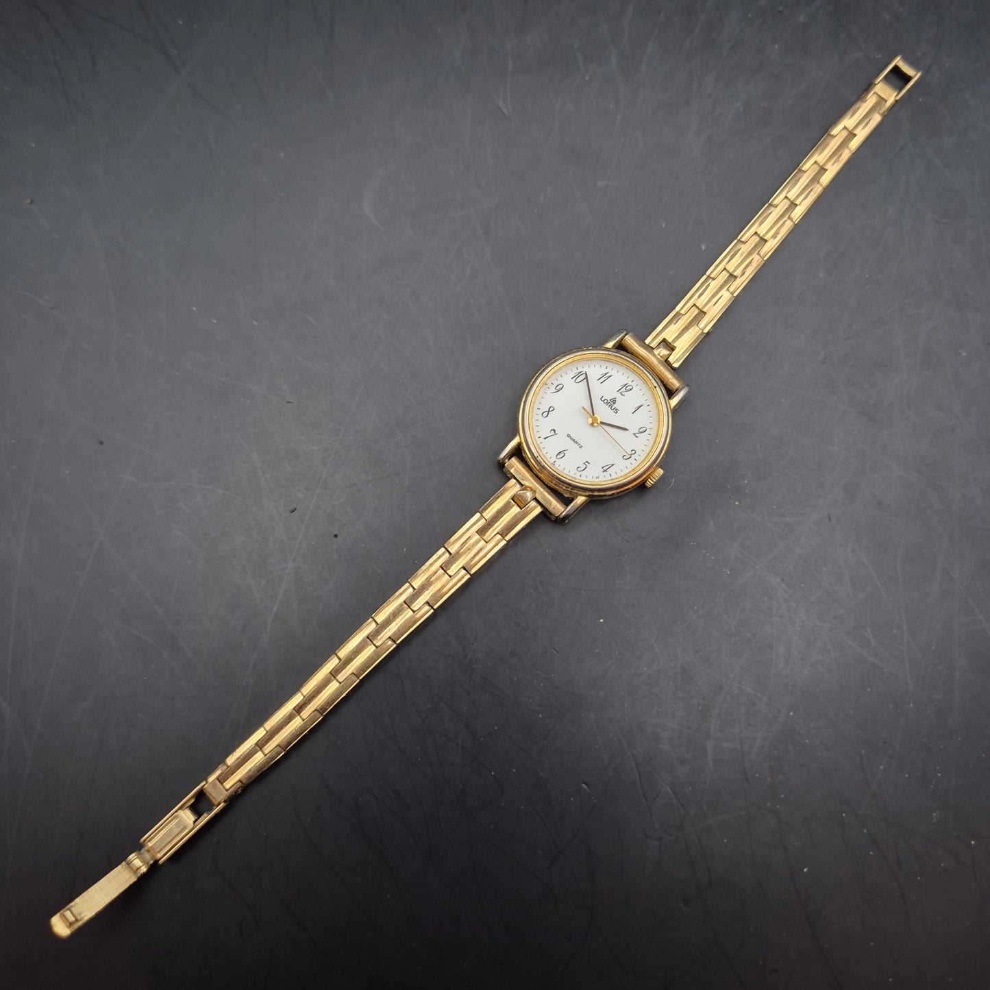 Lorus Damen Uhr – Klassische Quarzuhr mit vergoldetem Armband