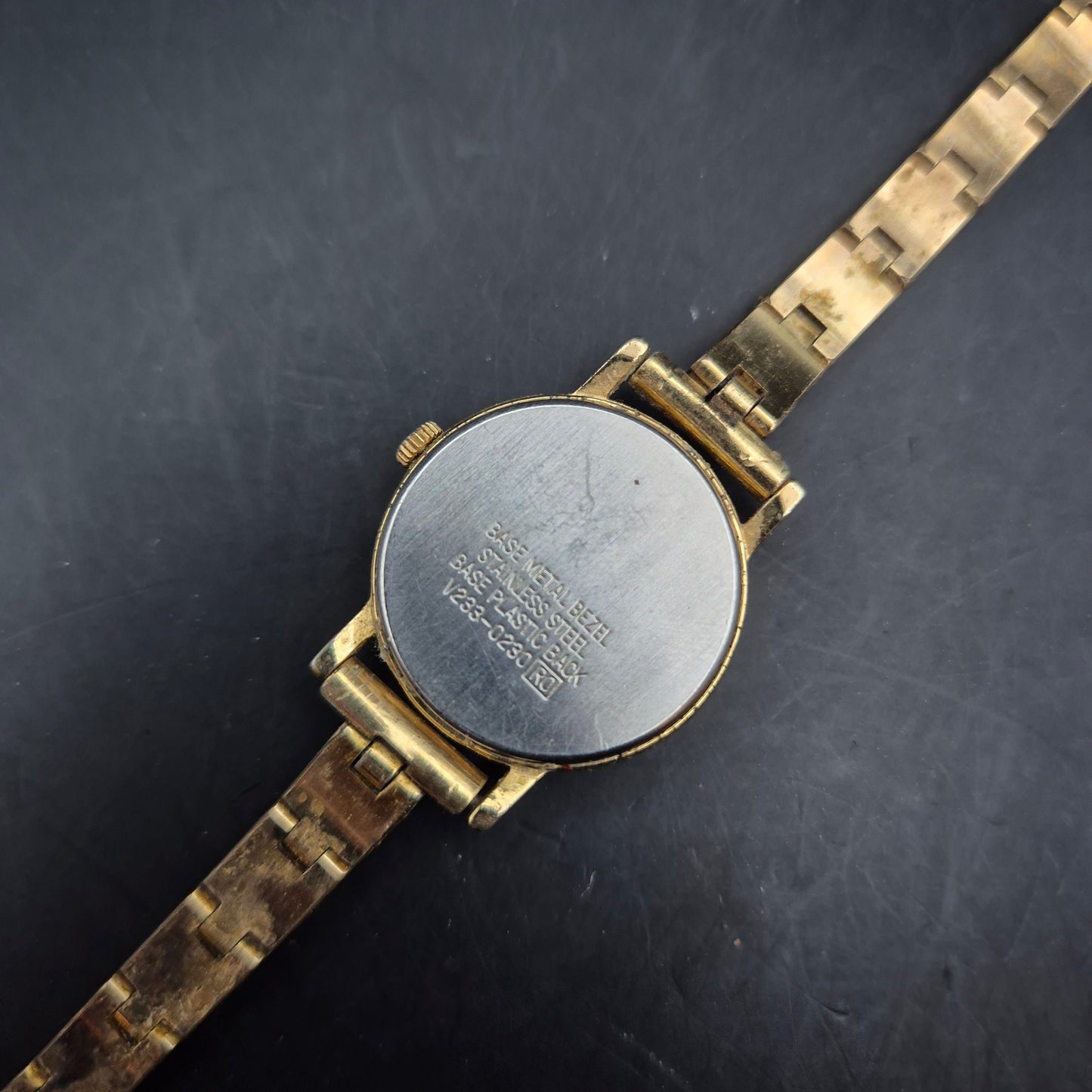 Lorus Damen Uhr – Klassische Quarzuhr mit vergoldetem Armband