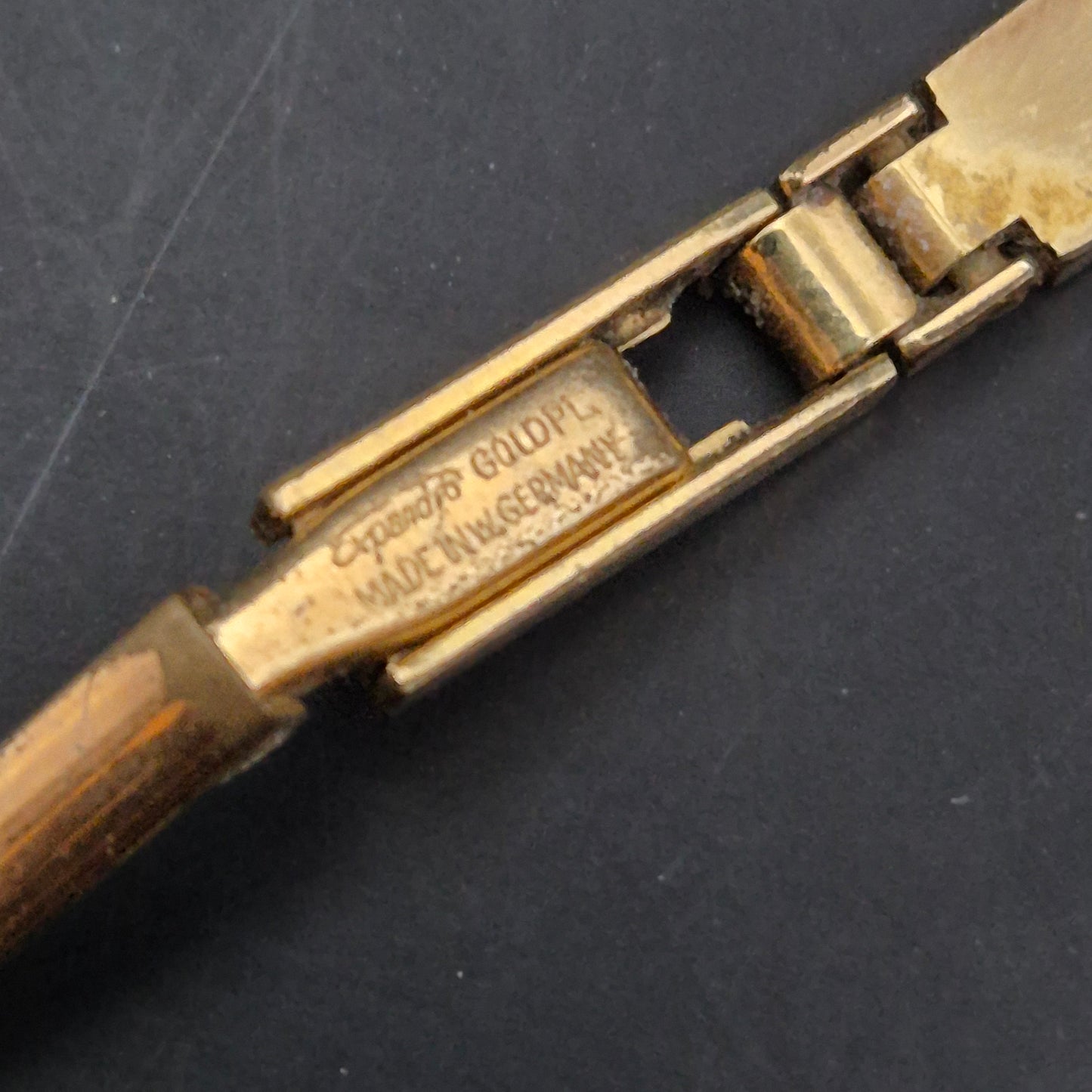 Lorus Damen Uhr – Klassische Quarzuhr mit vergoldetem Armband