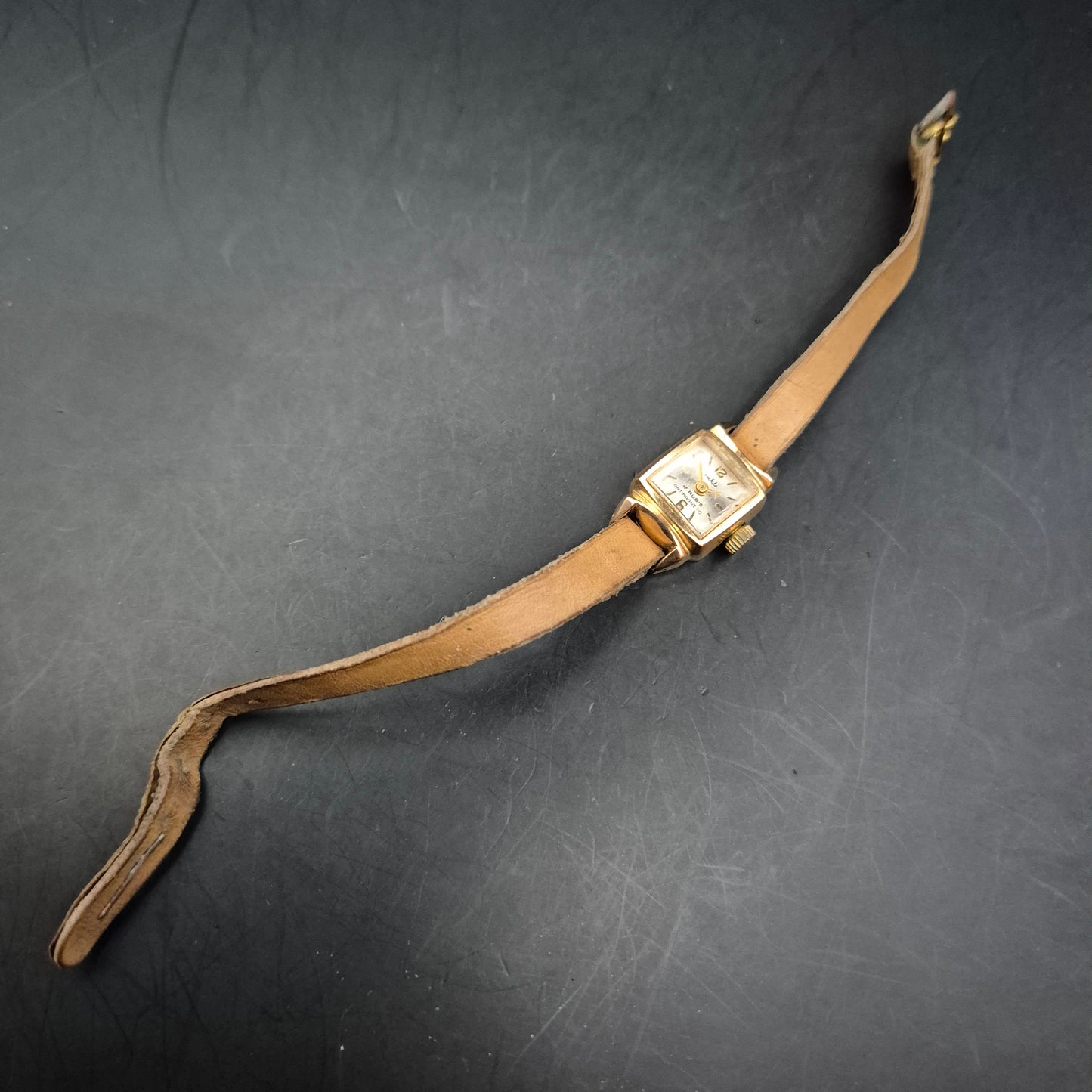 Elegante Ruhla Damen Uhr – Vintage-Charme mit 14 Karat Vergoldung