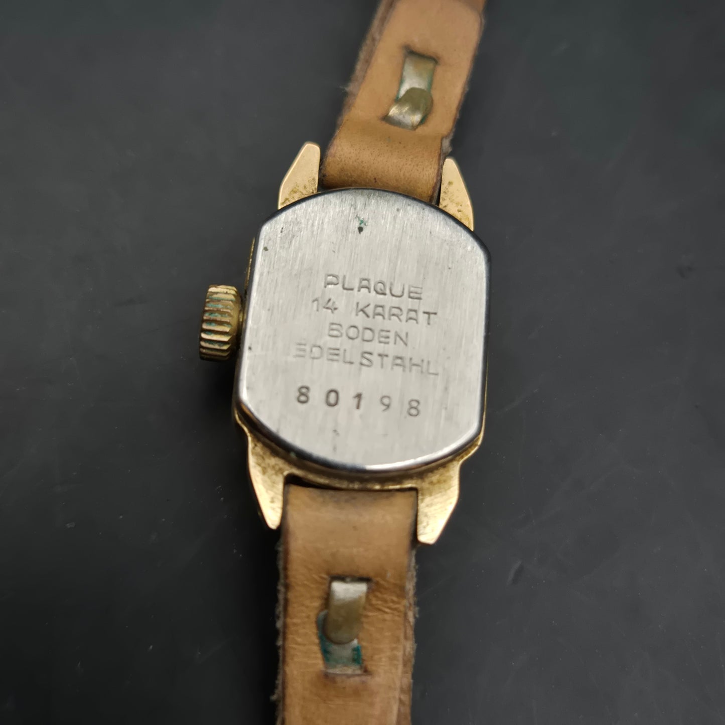 Elegante Ruhla Damen Uhr – Vintage-Charme mit 14 Karat Vergoldung