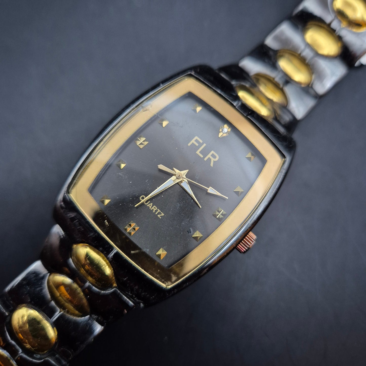 FLR Damen Uhr – Extravagantes Schwarz-Gold Bicolor Quarz