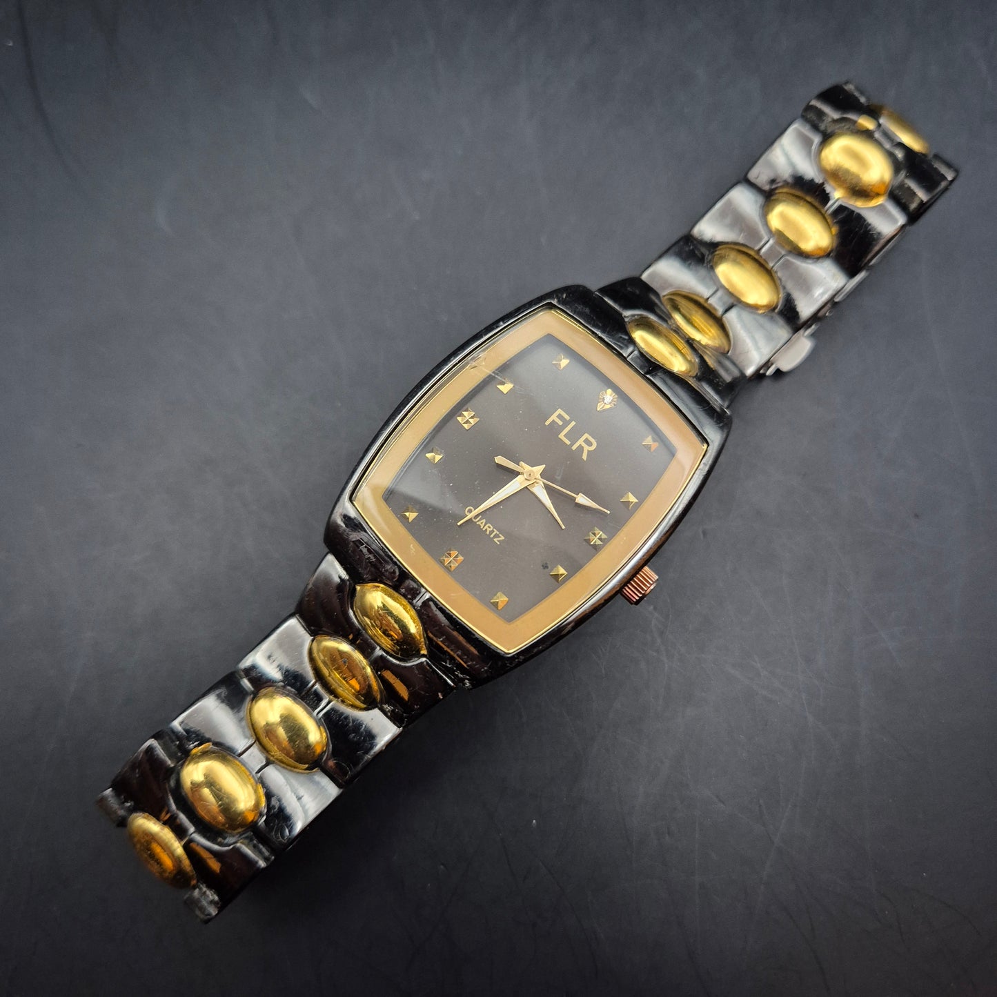 FLR Damen Uhr – Extravagantes Schwarz-Gold Bicolor Quarz