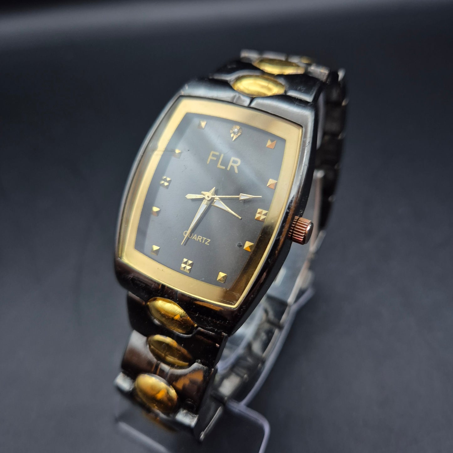 FLR Damen Uhr – Extravagantes Schwarz-Gold Bicolor Quarz