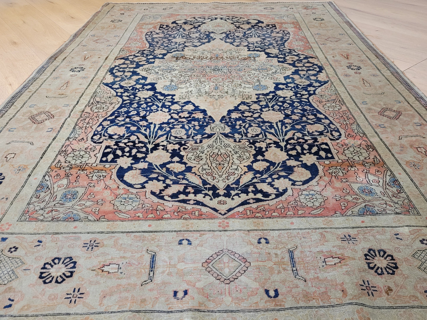 Keschan Teppich fein floral Zentralmedaillon 190×132 cm