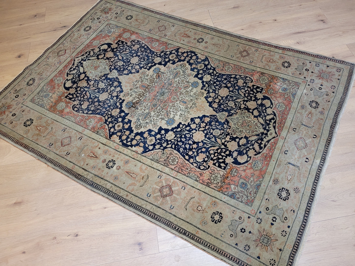 Keschan Teppich fein floral Zentralmedaillon 190×132 cm