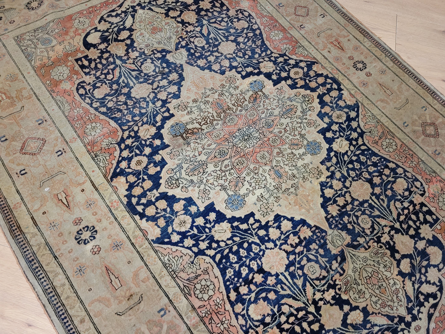 Keschan Teppich fein floral Zentralmedaillon 190×132 cm