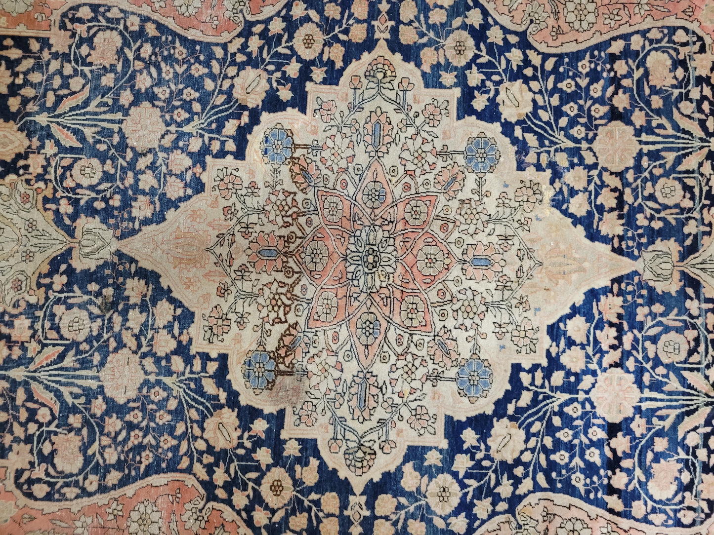 Keschan Teppich fein floral Zentralmedaillon 190×132 cm