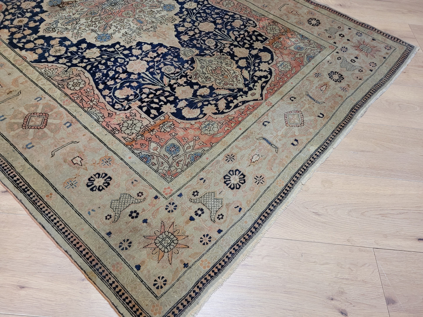 Keschan Teppich fein floral Zentralmedaillon 190×132 cm