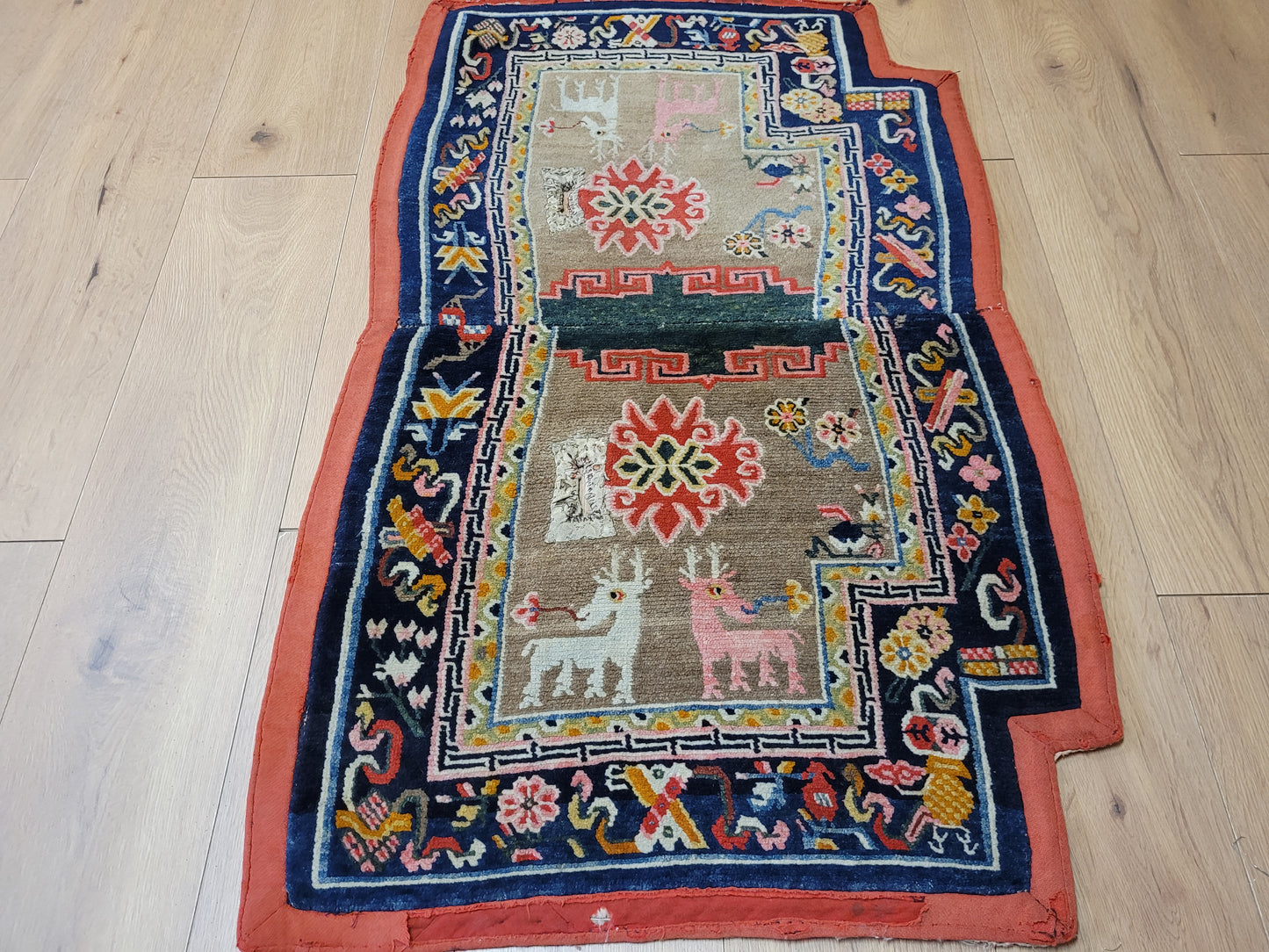 China Teppich antik figürlich Drachenmotiv 118×70 cm