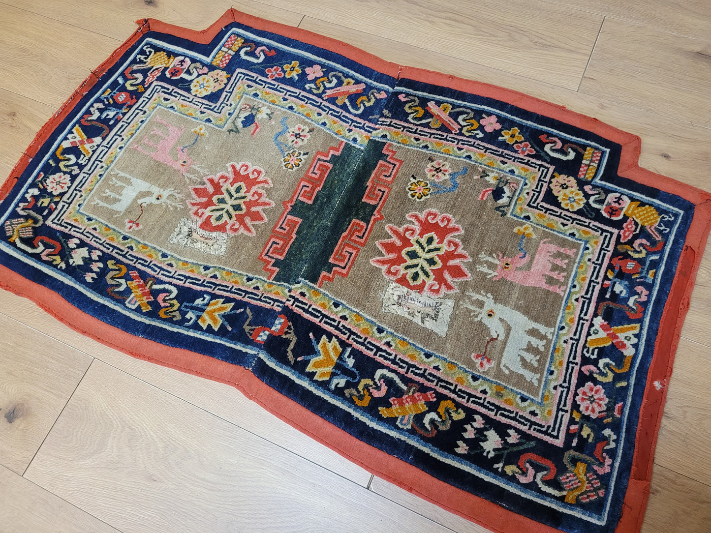 China Teppich antik figürlich Drachenmotiv 118×70 cm