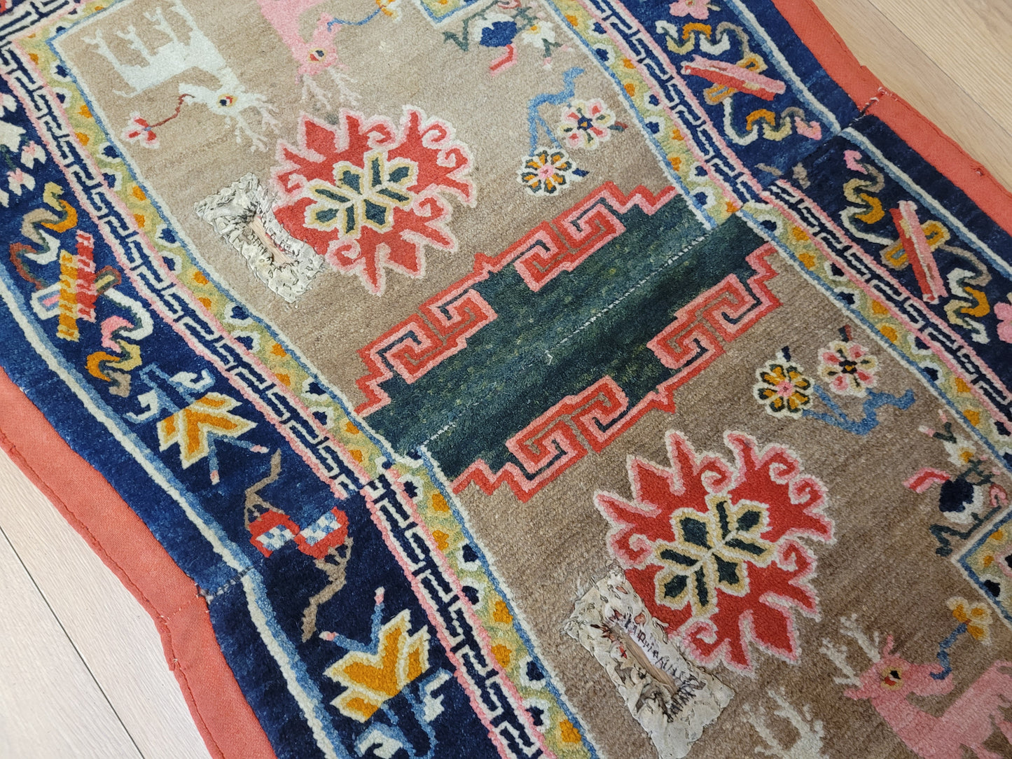 China Teppich antik figürlich Drachenmotiv 118×70 cm