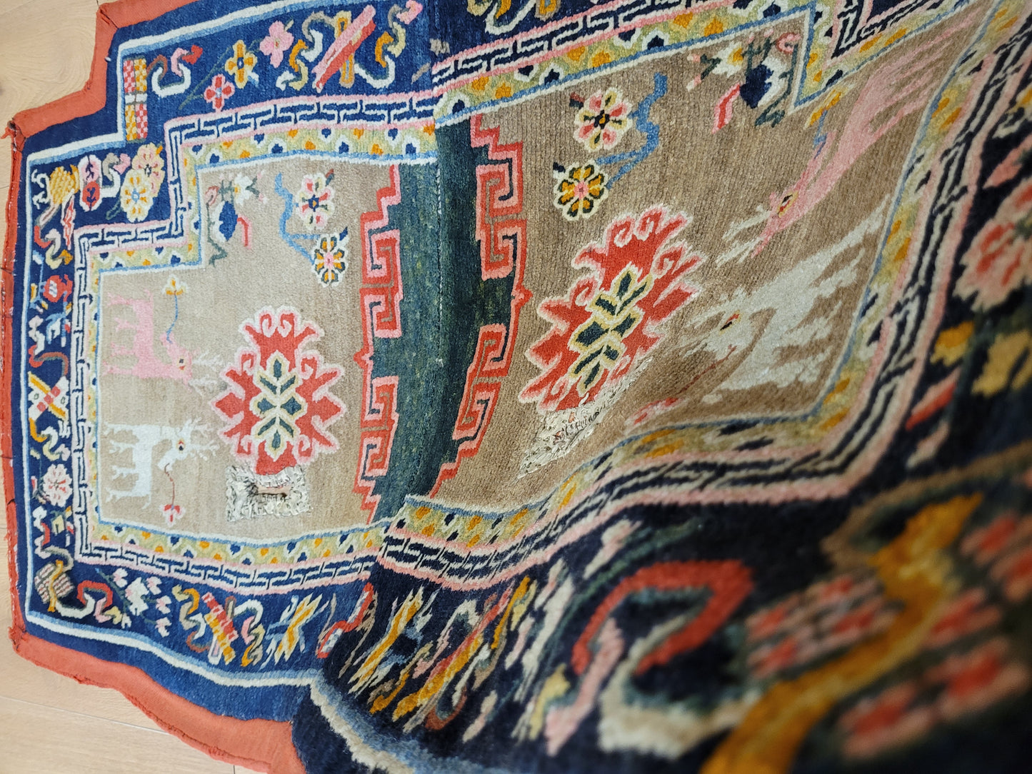 China Teppich antik figürlich Drachenmotiv 118×70 cm