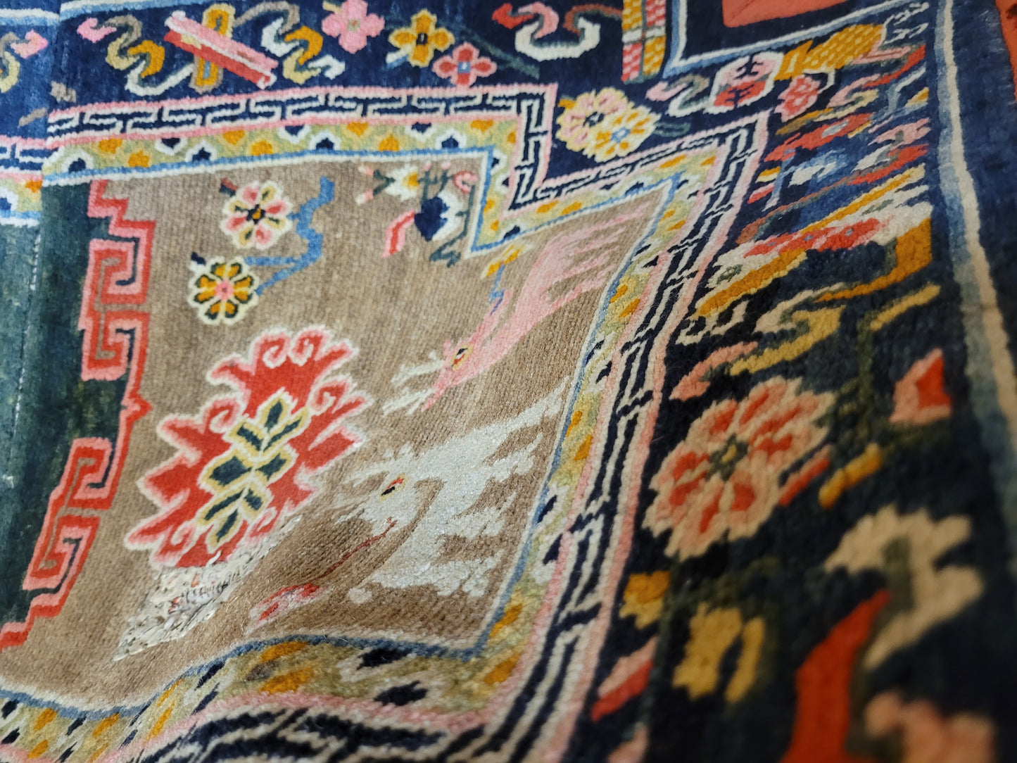 China Teppich antik figürlich Drachenmotiv 118×70 cm