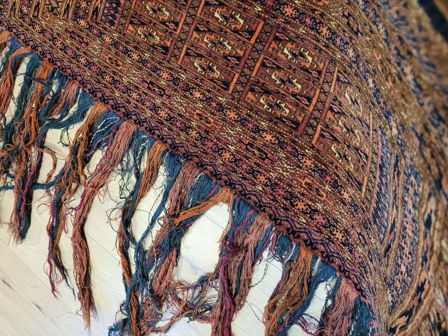 Jomut Turkmen Teppich antik fein geometrisch 126×40 cm