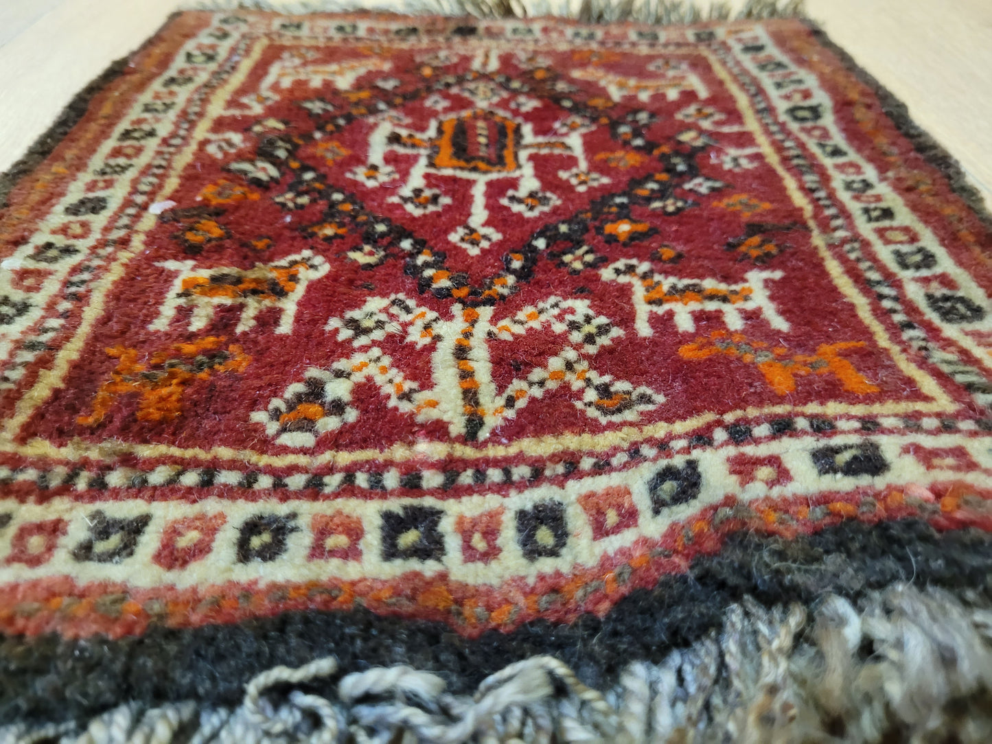 Orientteppich Handgeknüpft Gaschghai Teppich Tiermotiv Rot 30×33 cm