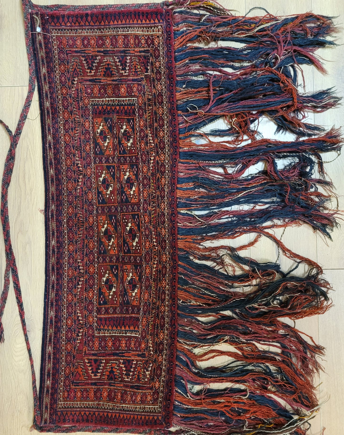 Orientteppich handgeknüpft Jomut Bucham Zeltband 120×45 cm antik