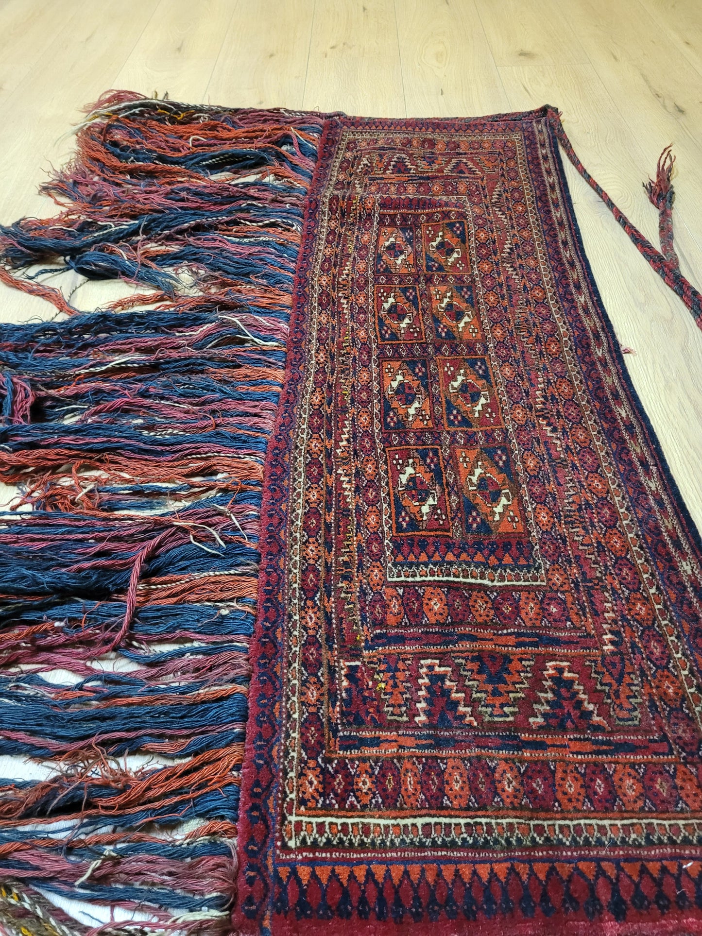 Orientteppich handgeknüpft Jomut Bucham Zeltband 120×45 cm antik