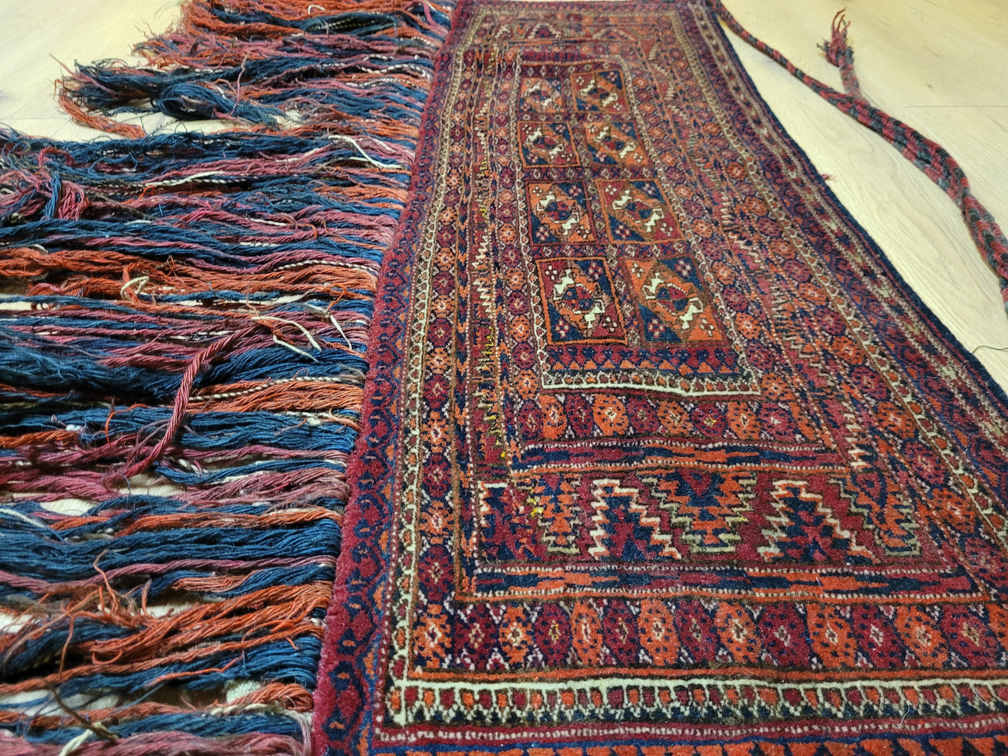 Orientteppich handgeknüpft Jomut Bucham Zeltband 120×45 cm antik