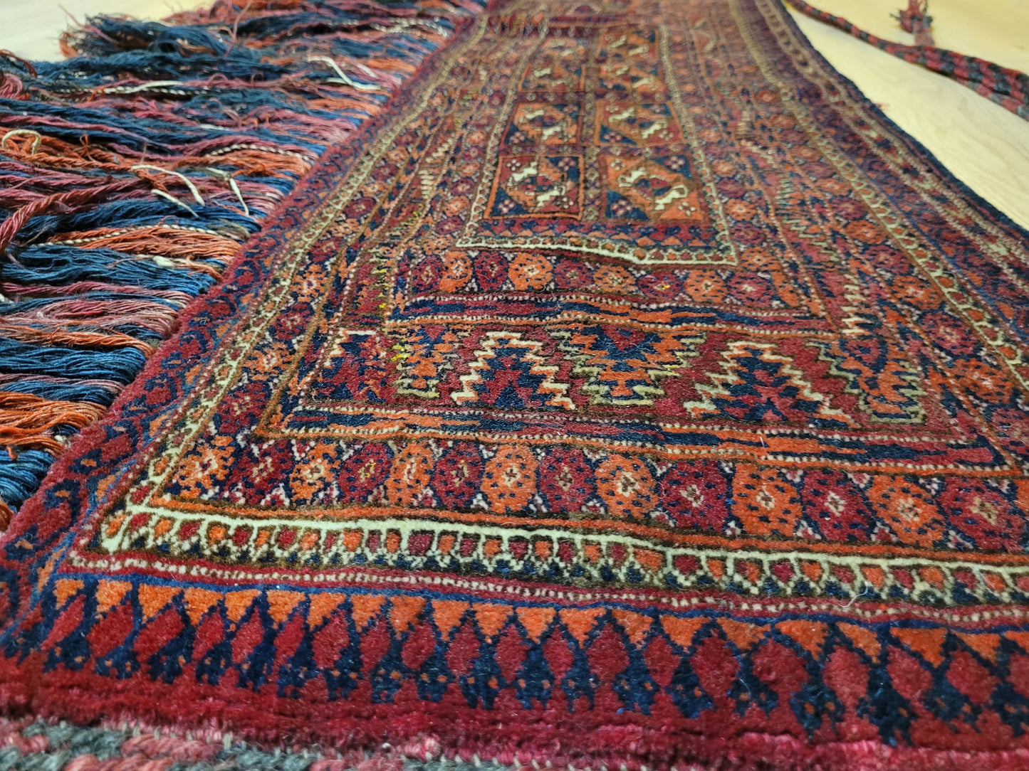 Orientteppich handgeknüpft Jomut Bucham Zeltband 120×45 cm antik