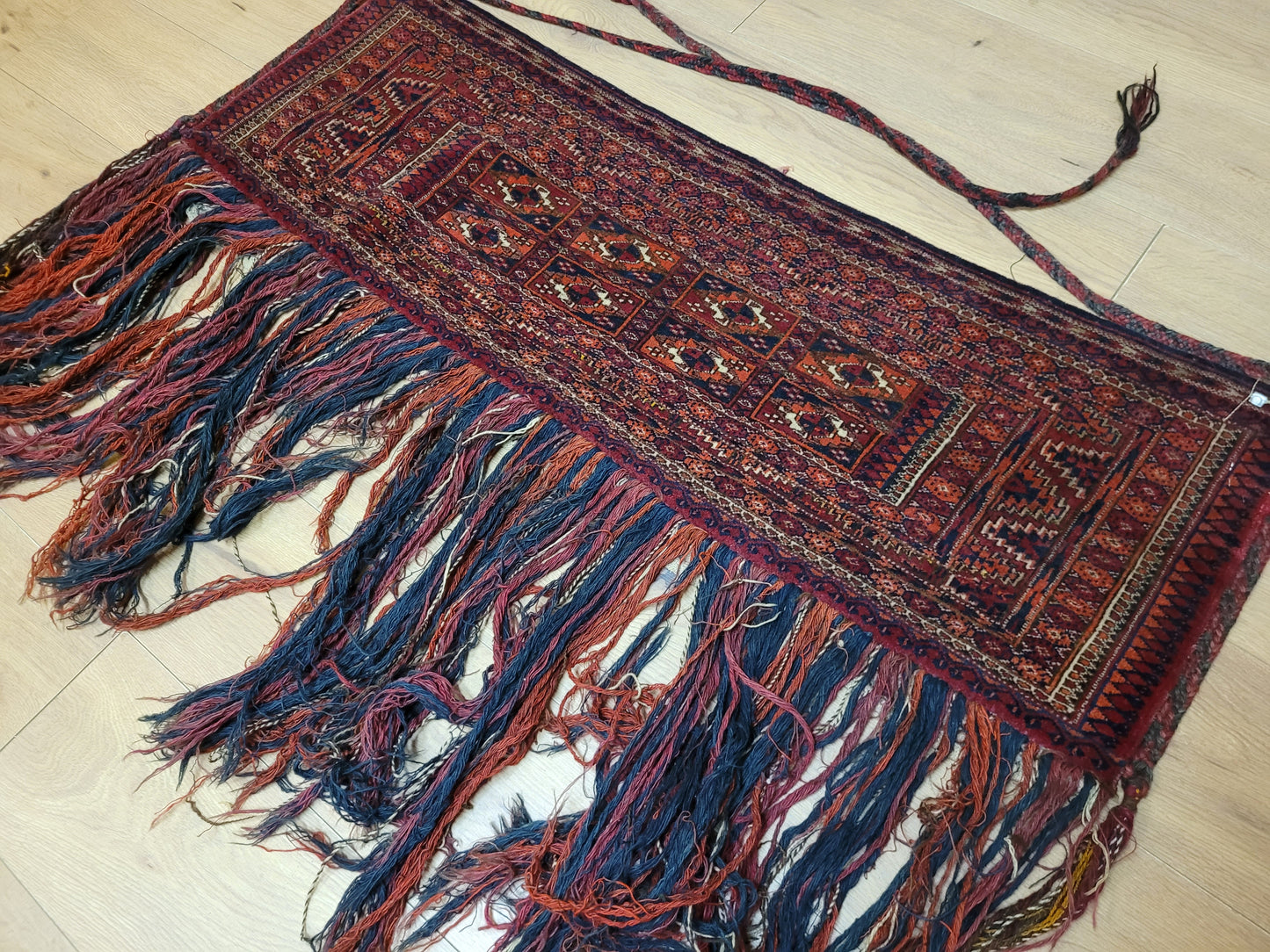 Orientteppich handgeknüpft Jomut Bucham Zeltband 120×45 cm antik