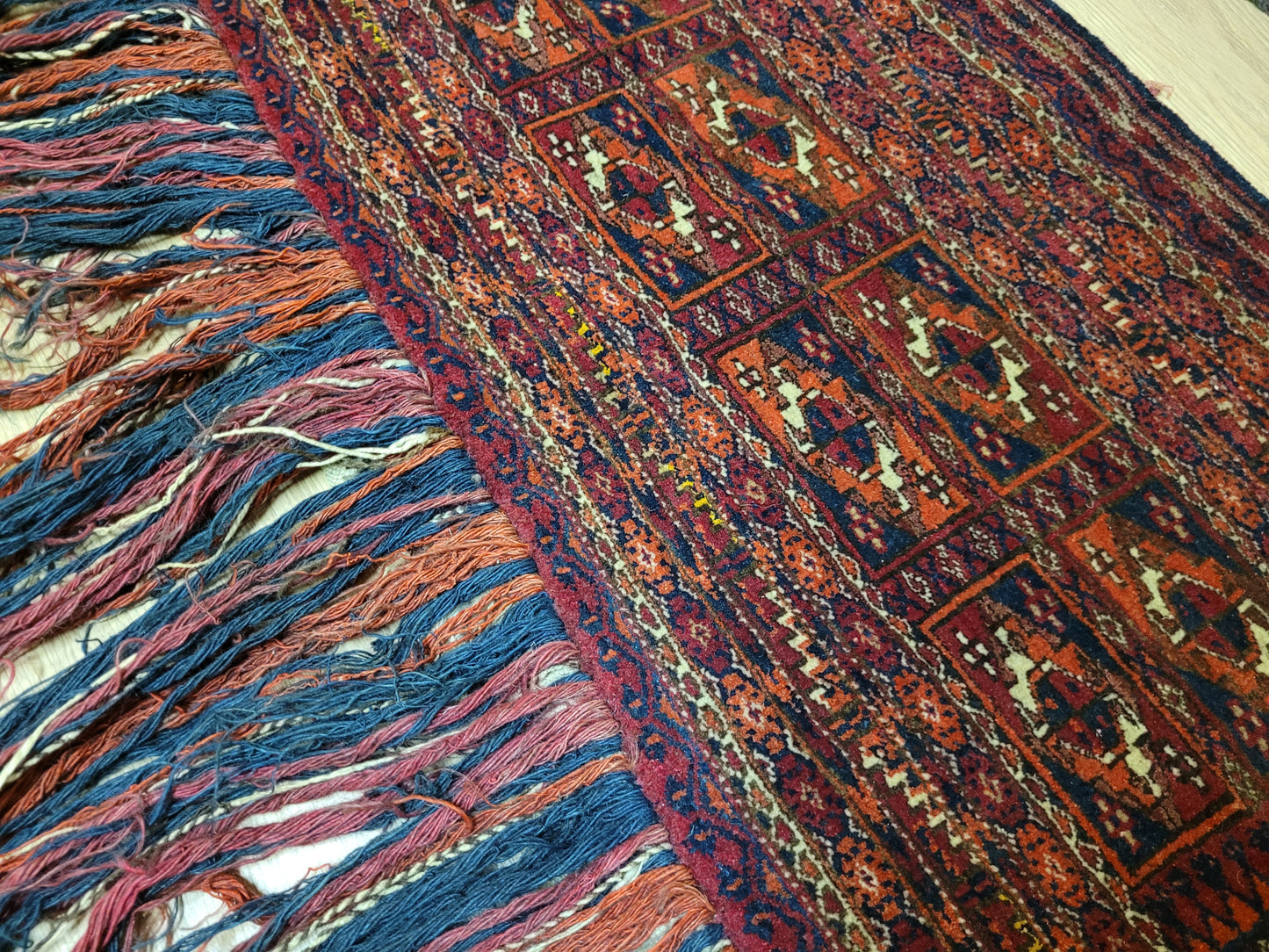 Orientteppich handgeknüpft Jomut Bucham Zeltband 120×45 cm antik