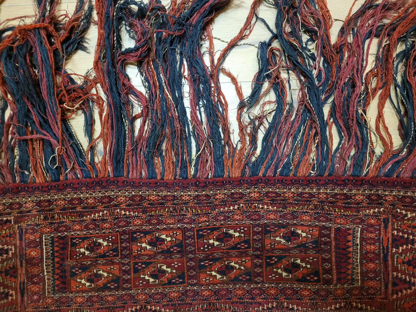 Orientteppich handgeknüpft Jomut Bucham Zeltband 120×45 cm antik