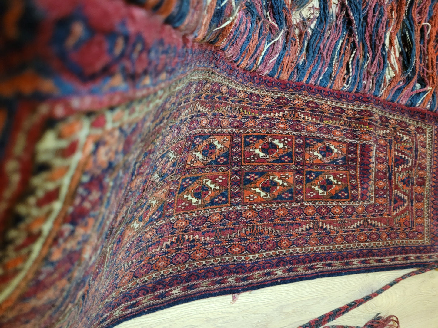 Orientteppich handgeknüpft Jomut Bucham Zeltband 120×45 cm antik