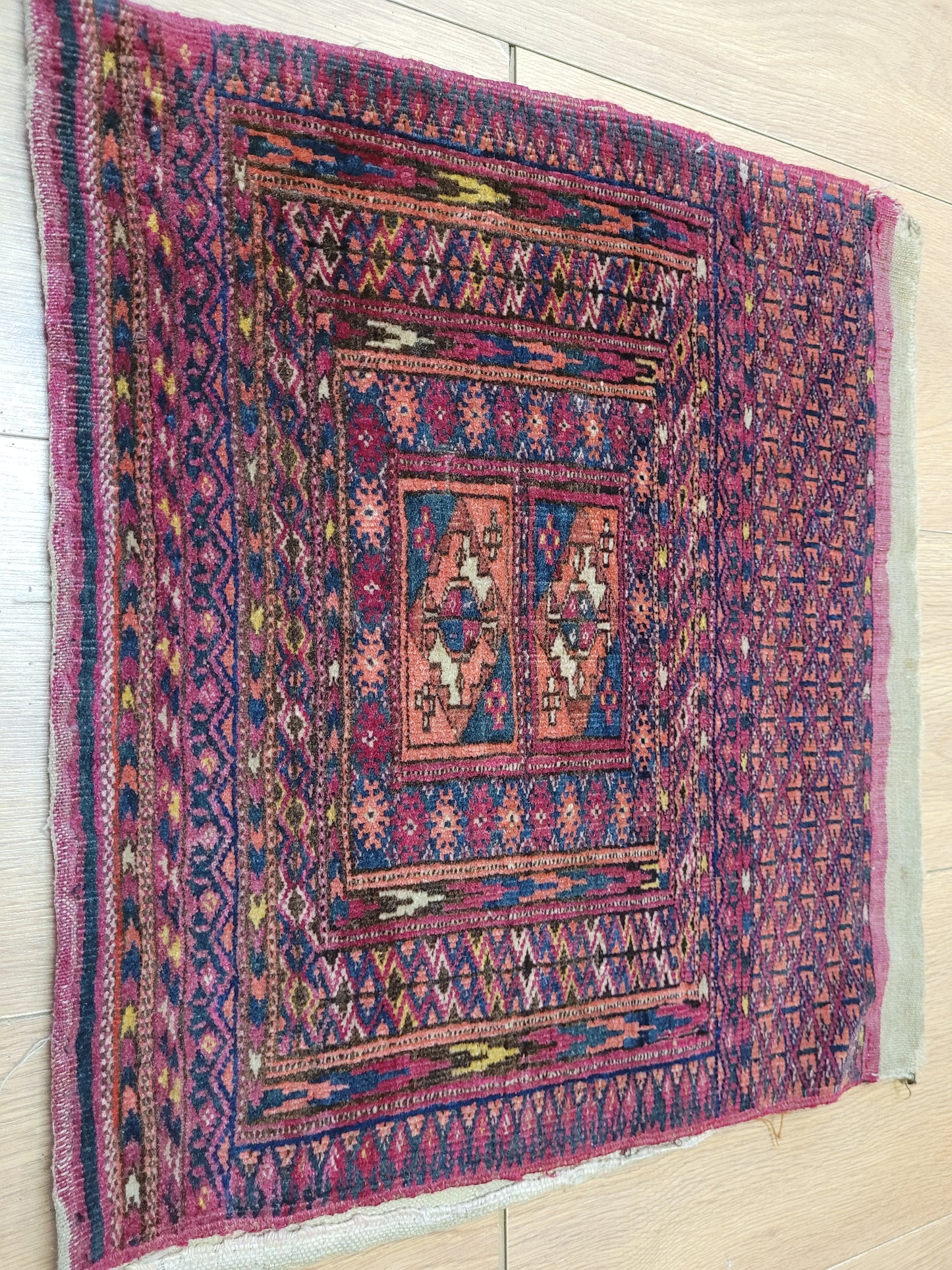 Orientteppich handgeknüpft 48×44 cm Jomut Kleinformat