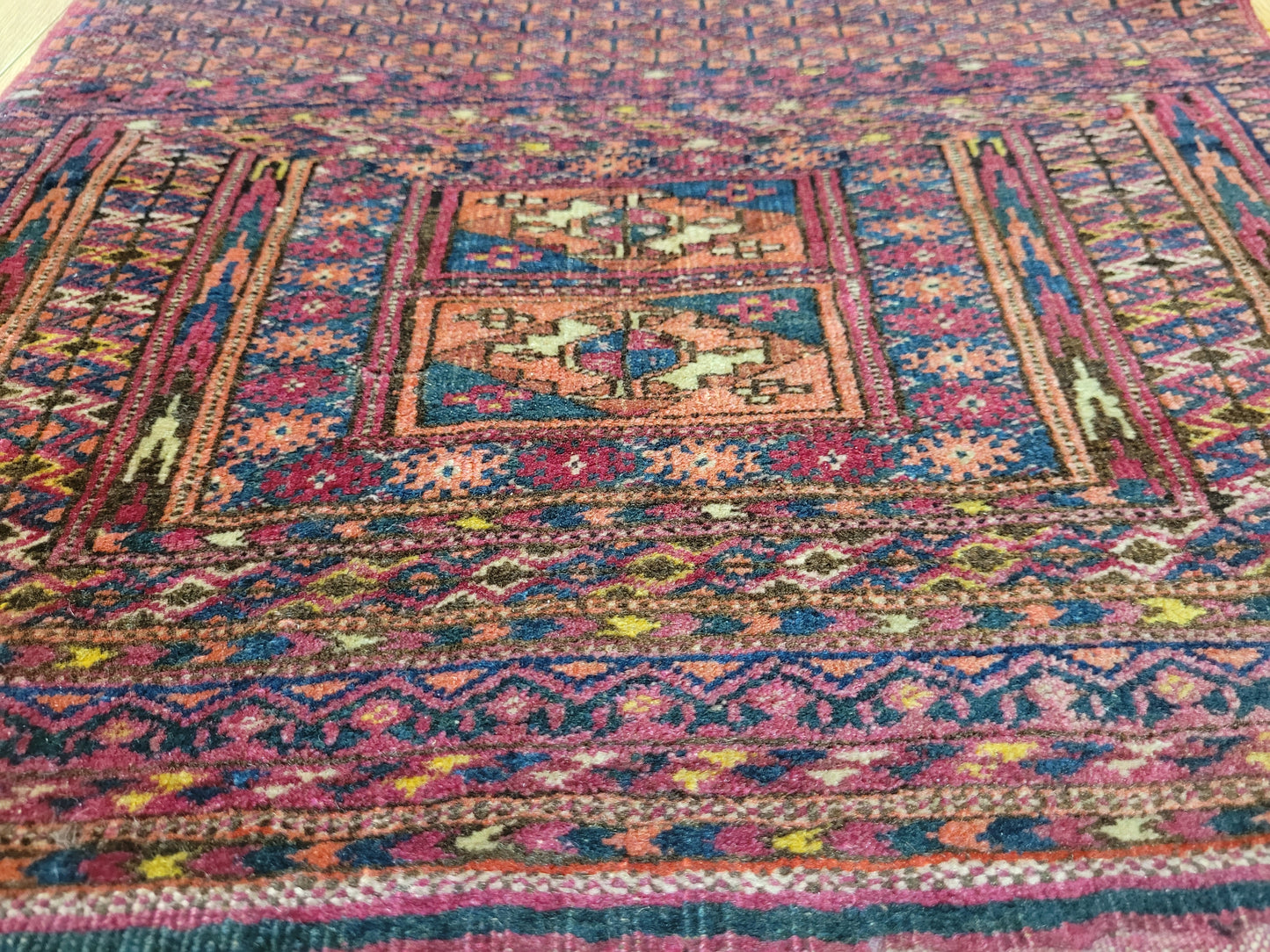 Orientteppich handgeknüpft 48×44 cm Jomut Kleinformat