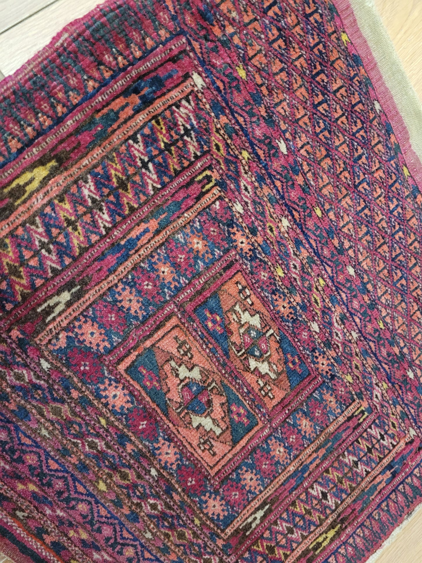 Orientteppich handgeknüpft 48×44 cm Jomut Kleinformat