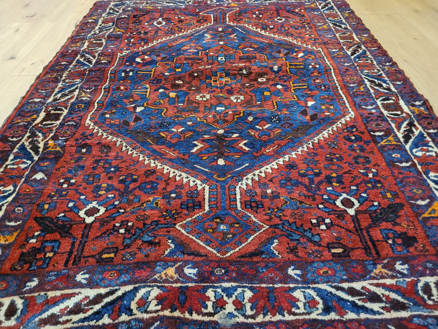 Orientteppich handgeknüpft Bachtian 168×122 cm