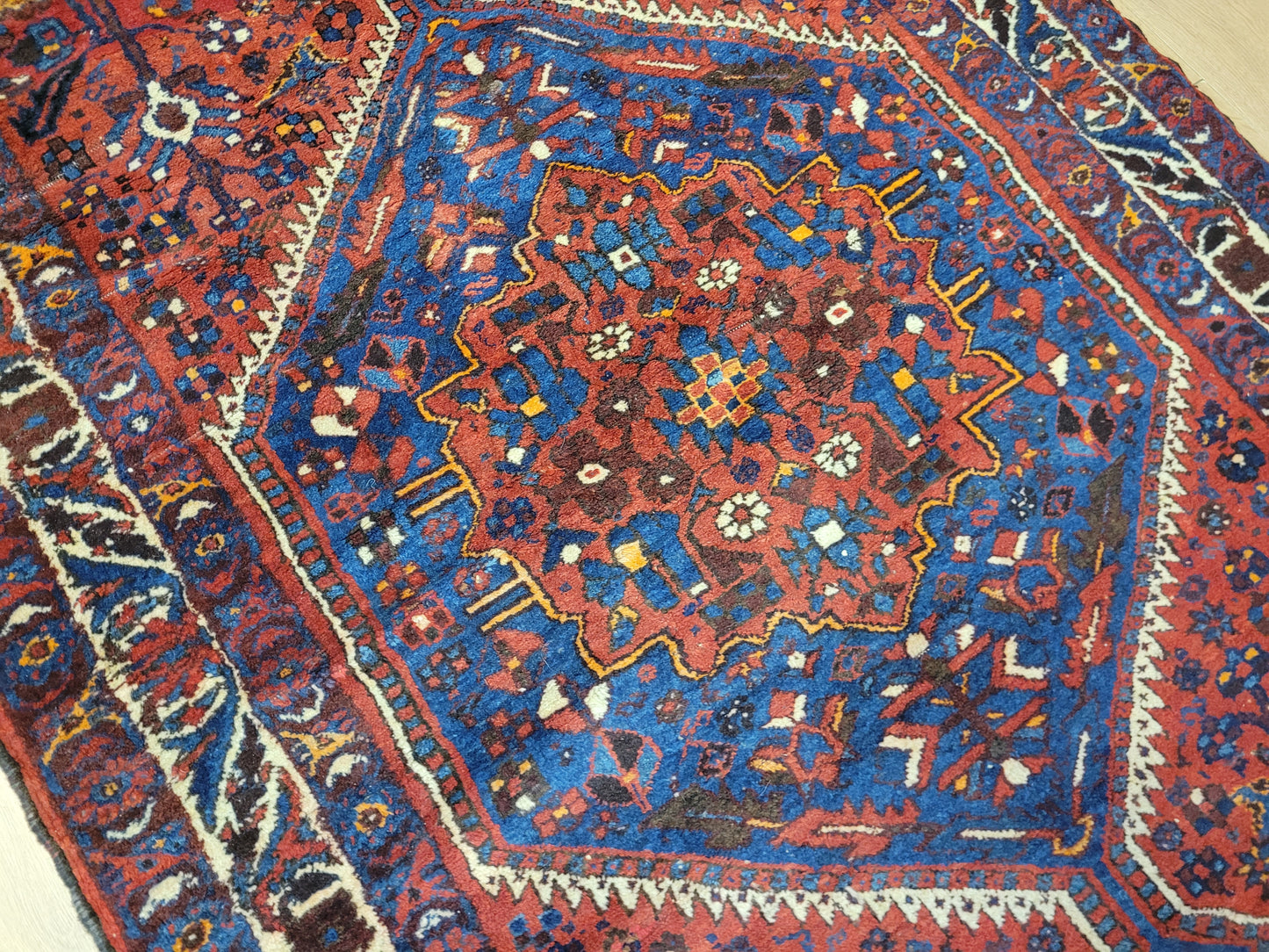 Orientteppich handgeknüpft Bachtian 168×122 cm