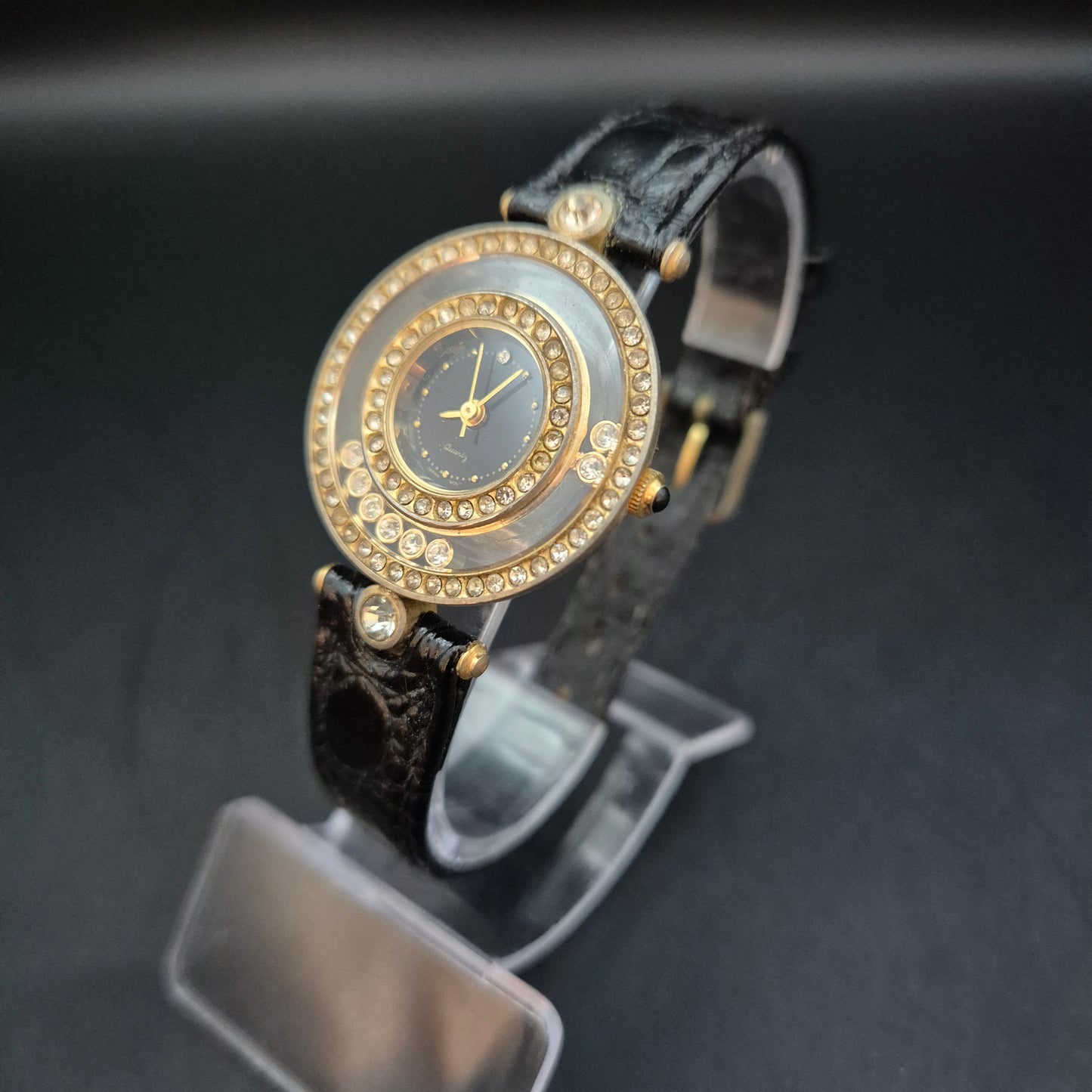 Ausgefallene Damen Uhr mit Strassbesatz – Extravaganz trifft Eleganz