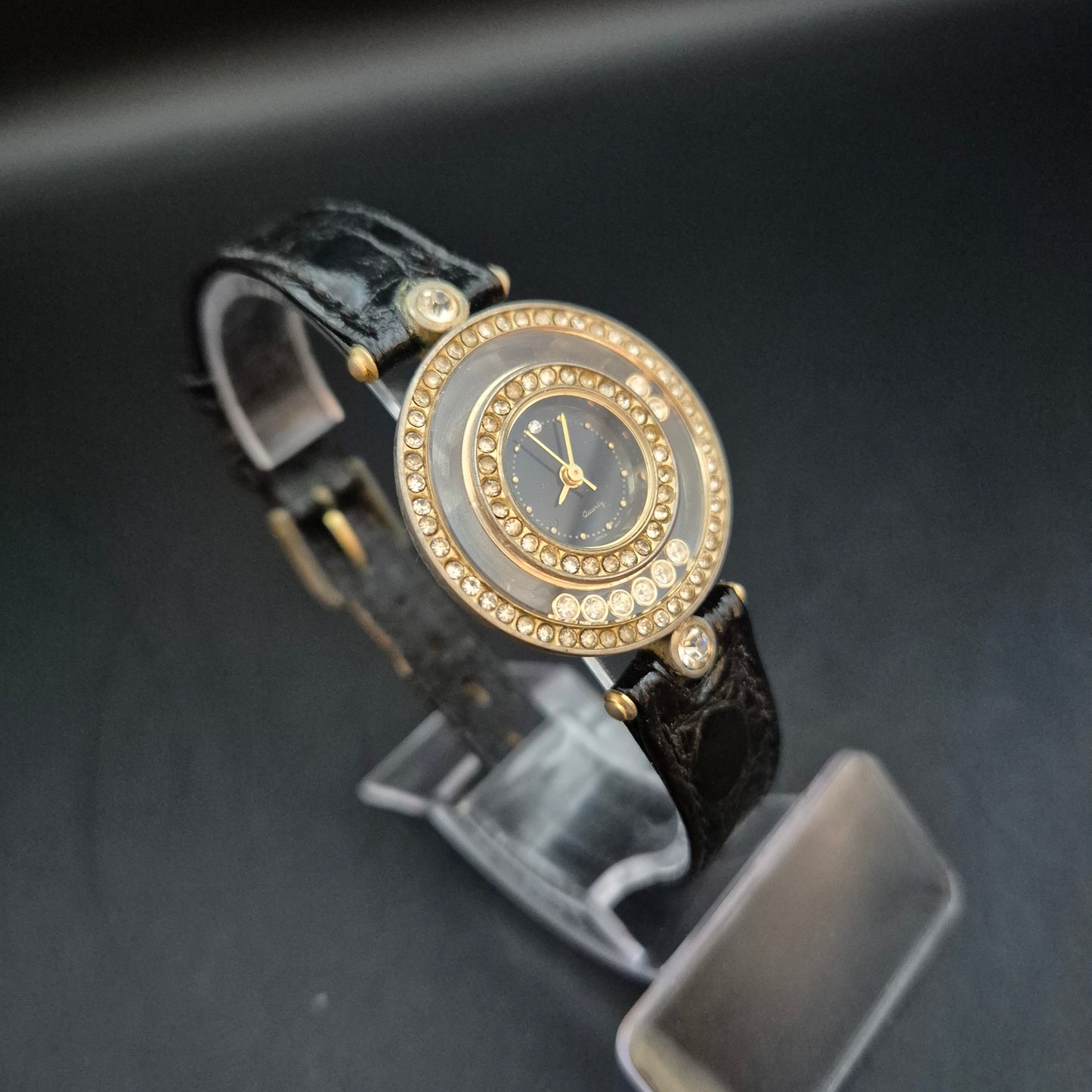 Ausgefallene Damen Uhr mit Strassbesatz – Extravaganz trifft Eleganz